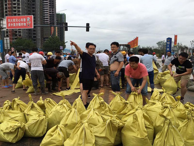 2016年7月20日，集團(tuán)公司組織員工參與“安陽7·19特大洪水”搶險(xiǎn)救災(zāi)工作。